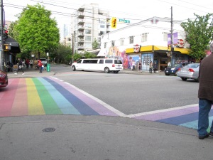 uuuund ich wohn schon wieder im Schwulenviertel. Die Zebrastreifen sind einfach Regenbogen und die Bushaltestellen pink!